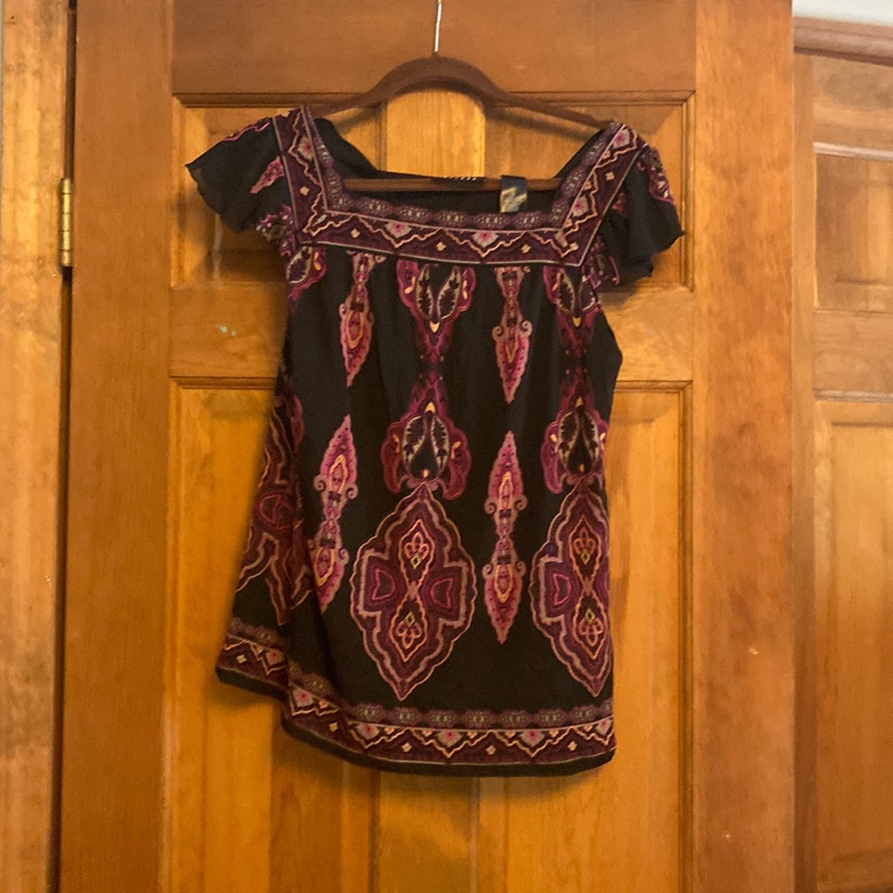 Medium sized black and red multicolored short sleeved women’s top